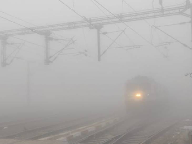 कड़ाके की ठंड से ठिठुरा MP, 5 शहरों में तापमान 5° से नीचे, दतिया-ग्वालियर सबसे ठंडे; ट्रेनें 2 से 4 घंटे लेट 1 MP shivers due to severe cold, temperature in 5 cities below 5°, Datia-Gwalior coldest; Trains late by 2 to 4 hours, sagar, bhopal, Mp weather, MP mausam, kalluram news