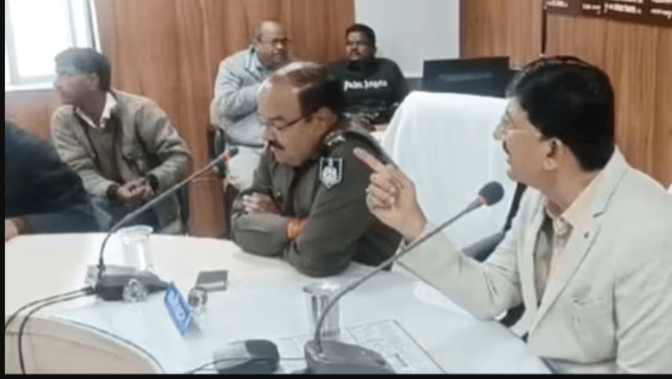 कलेक्टर बोले थे- तुम्हारी औकात क्या, CM ने हटाया, कहा- ऐसी भाषा वाले अफसर बर्दाश्त नहीं 2 Collector had said - What is your status, CM removed him, said - Officers with such language cannot be tolerated, shajapur, CM mohan yadav, kalluram news, kishore kanyal, riju bafna