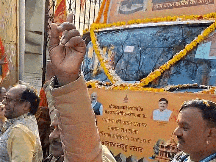 महाकालेश्वर मंदिर में तैयार लड्डुओं के 5 कंटेनर अयोध्या रवाना, CM डॉ. यादव बोले- उज्जैन-अयोध्या का संबंध 2000 साल पुराना 1 5 containers of laddus prepared in Mahakaleshwar temple sent to Ayodhya, CM Dr. Yadav said - Ujjain-Ayodhya relation is 2000 years old, ayodhya ram mandir, Dr. Mohan yadav, kalluram news, mahakaleshwar temple, Mp news, today updates