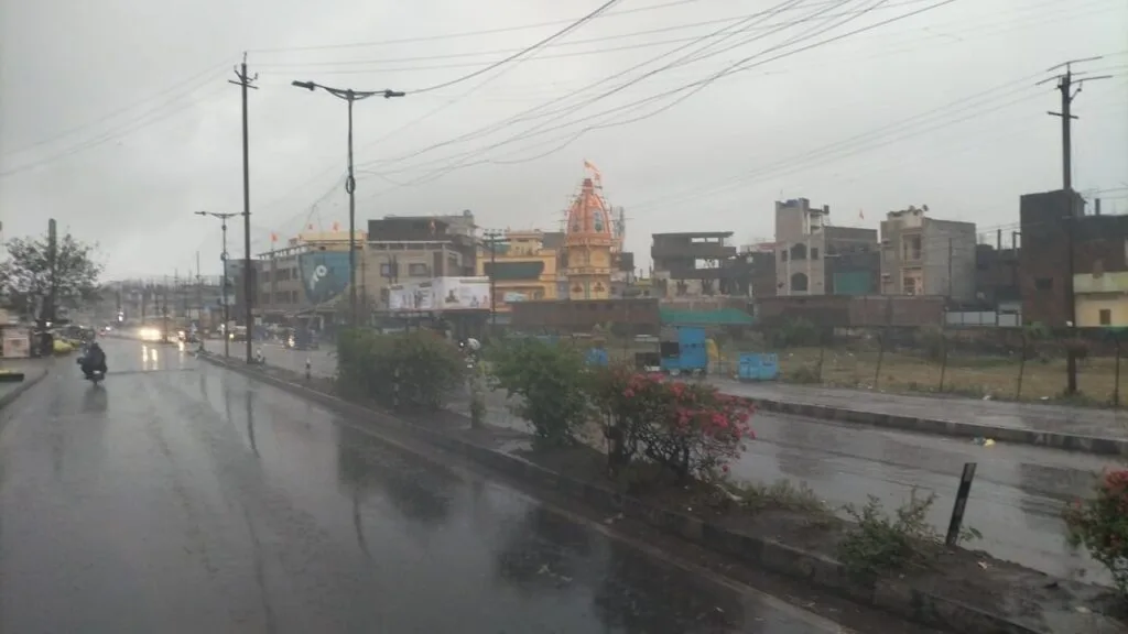 भोपाल, सीहोर समेत कई जिलों में ओले गिरे, मूसलाधार बारिश भी हुई; शहडोल में बिजली गिरने से दो बच्चों की मौत 3 Hail fell in many districts including Bhopal, Sehore, torrential rains also occurred; CM Yadav said – survey the destroyed crops, Bhopal, Mp Weather Updates, Today Updates, Kalluram News, MP Mausam