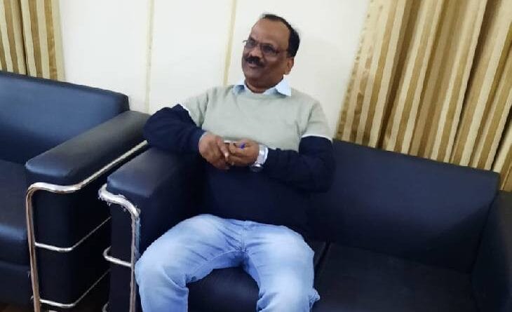 Registrar of Chhindwara University asked for a bribe of one lakh from the college operator, caught taking Rs 25 thousand, kalluram news, chhindwara, छिंदवाड़ा यूनिवर्सिटी के रजिस्ट्रार ने कॉलेज संचालक से मांगी एक लाख की रिश्वत