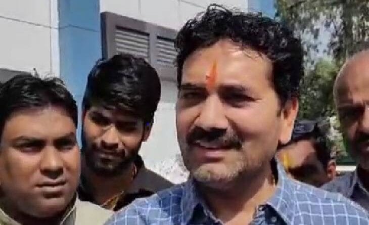 Indore: Clash between BJP MLA and corporation officer, MLA said - We are capable of fixing everything, Indore, Kalluram News, Golu Shukla, Indore Nagar Nigam