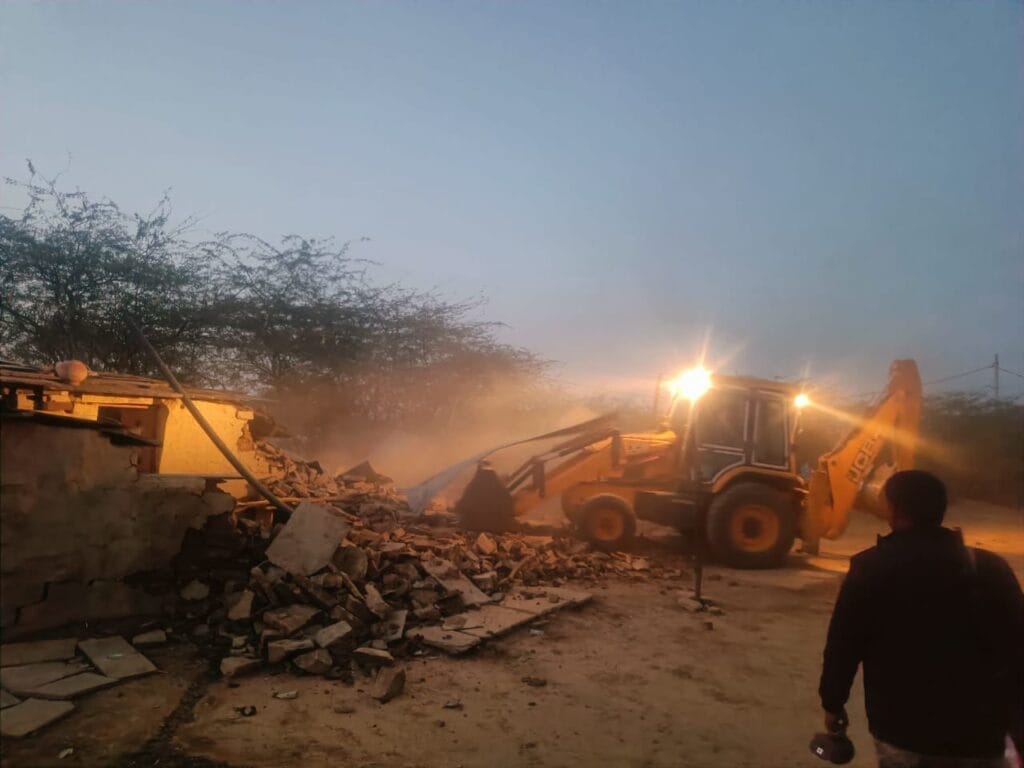 ग्वालियर में जिस बच्ची से गैंगरेप हुआ, उसके परिवार ने किया पलायन, आरोपी का घर तोड़ा, 20 बीघा जमीन भी खाली कराई 2 The family of the girl who was gang-raped in Gwalior fled, demolished the accused's house, also vacated 20 bighas of land, gwalior, gang rape case, kalluram news, crime