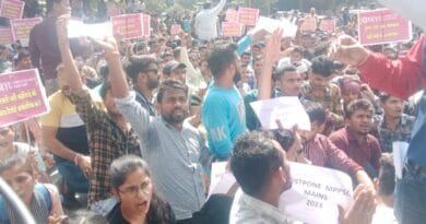 Students surrounded Collectorate in Indore, demanded investigation of Patwari recruitment by SIT, Indore, Kalluram News, Demonstration Demanding Recruitment On Vacant Posts