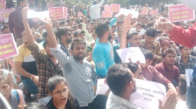 Students surrounded Collectorate in Indore, demanded investigation of Patwari recruitment by SIT, Indore, Kalluram News, Demonstration Demanding Recruitment On Vacant Posts