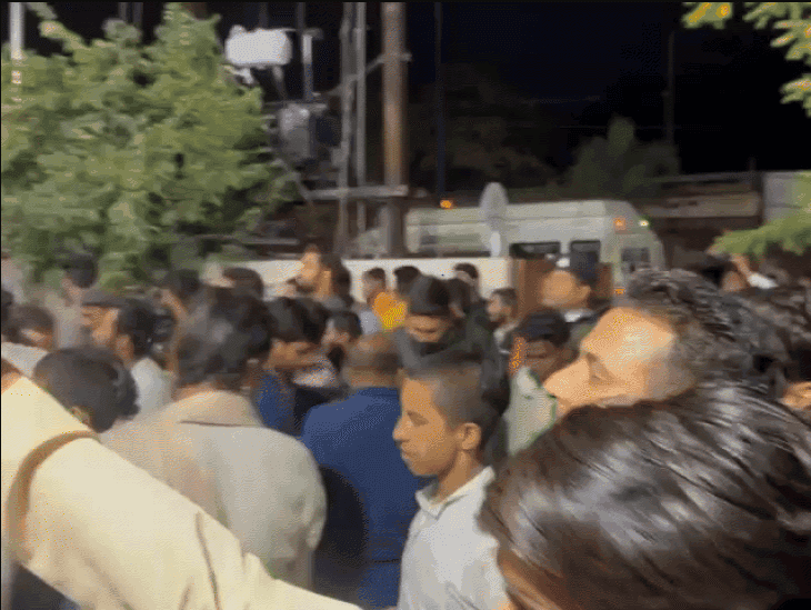 इंदौर में छेड़छाड़ के बाद आधी रात थाने पर हंगामा, हिंदू संगठन के कार्यकर्ताओं ने युवक को पीटा 1 After molestation in Indore, there was ruckus at the police station at midnight, Hindu organization workers beat up the youth, indore, kalluram news, crime