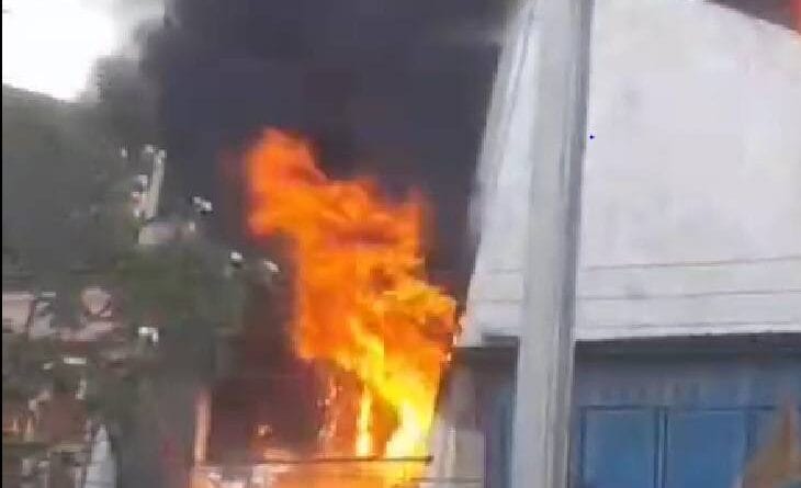 Woman burnt alive in fire in grocery shop; Son also got burnt while saving his mother, Kalluram News, Indore, Fire in Indore