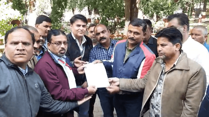 MP विधानसभा चुनाव में निर्वाचन में लगे कर्मचारियों को नहीं मिला मानदेय, कलेक्टर को सौंपा ज्ञापन 1 Employees engaged in election in MP Assembly elections did not get honorarium, memorandum submitted to Collector, Kalluram News, Jabalpur, Today Updates
