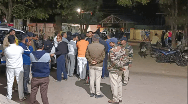 Attempt to rape a 3 year old innocent girl, TI told the mother - complaint will bring defamation; Ruckus at the police station for 5 hours, Jabalpur, Kalluram News, Rukus after rape attempt, Crime