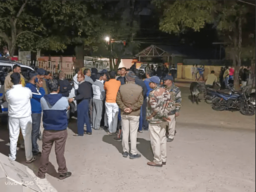 3 साल की मासूम से रेप की कोशिश, टीआई ने मां से कहा- शिकायत से बदनामी होगी; 5 घंटे थाने पर हंगामा 1 Attempt to rape a 3 year old innocent girl, TI told the mother - complaint will bring defamation; Ruckus at the police station for 5 hours, Jabalpur, Kalluram News, Rukus after rape attempt, Crime