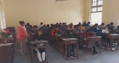 जबलपुर में 10वीं का पेपर देख खुश हुए स्टूडेंट्स, परीक्षा के पहले उतरवाए जूते-मोजे  4 Students happy after seeing 10th class paper in Jabalpur, got shoes and socks removed before exam, jabalpur, MP Board Exam 10th Class,kalluram news