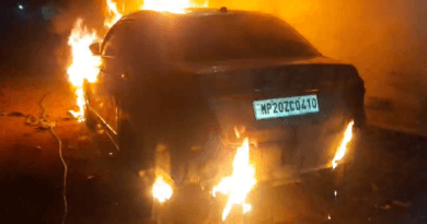 घर के बाहर खड़ी कार में लगाई आग, रेलवे के रिटायर्ड कर्मचारी की है गाड़ी 5 A car parked outside the house was set on fire, it belonged to a retired railway employee, car fire, kalluram news, jabalpir, crime