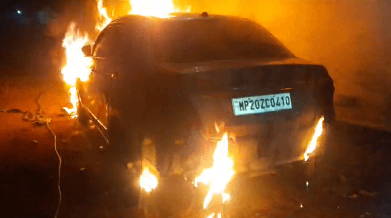 A car parked outside the house was set on fire, it belonged to a retired railway employee, car fire, kalluram news, jabalpir, crime