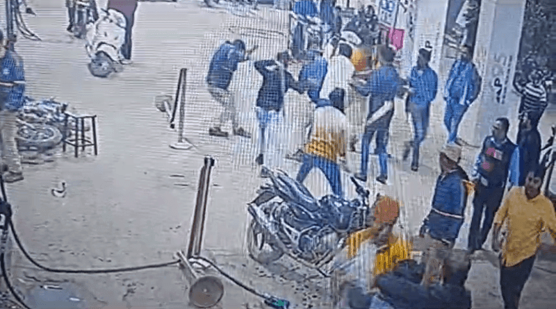 Hooliganism for 30 rupees in Jabalpur, employee at petrol pump kicked, punched and beaten with cricket bat, jabalpur, kalluram news, जबलपुर पेट्रोल पंप पर गुंडागर्दी
