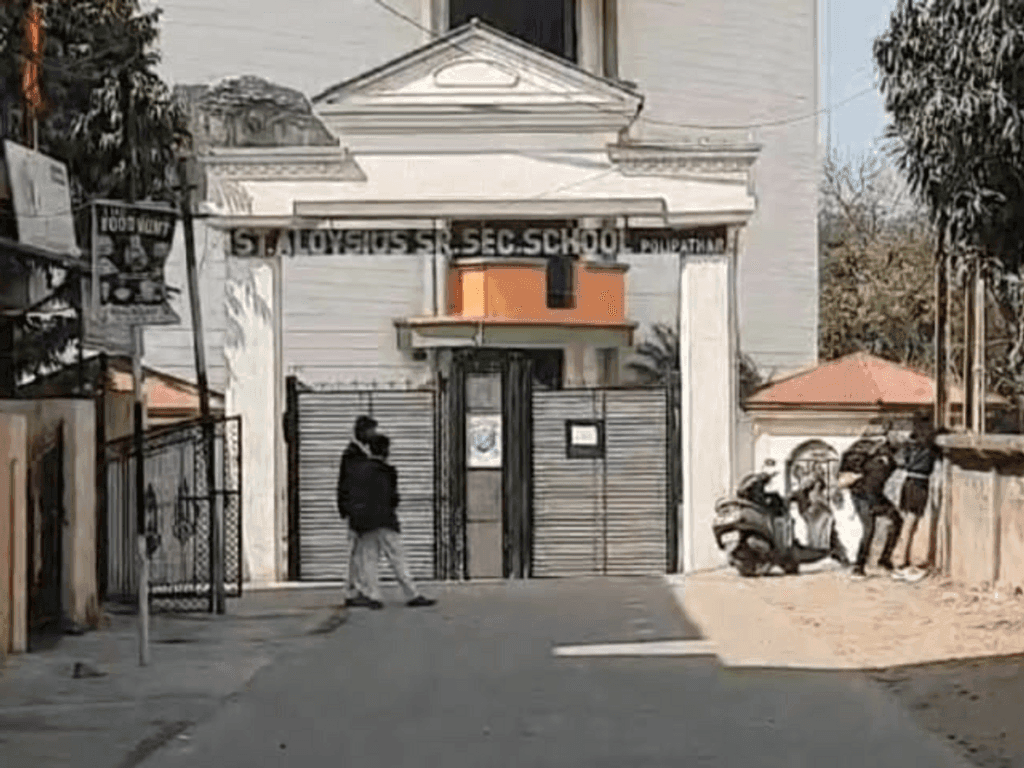 9वीं के स्टूडेंट को क्लासमेट्स ने पीटा, कपड़े उतरवाए, NSUI ने किया प्रदर्शन, तोड़फोड़ 2 9th class student beaten by classmates, made to remove clothes, NSUI demonstrated, vandalized, jabalpur, kalluram news, private school, क्रिश्चियन स्कूल में बच्चों के बीच मारपीट