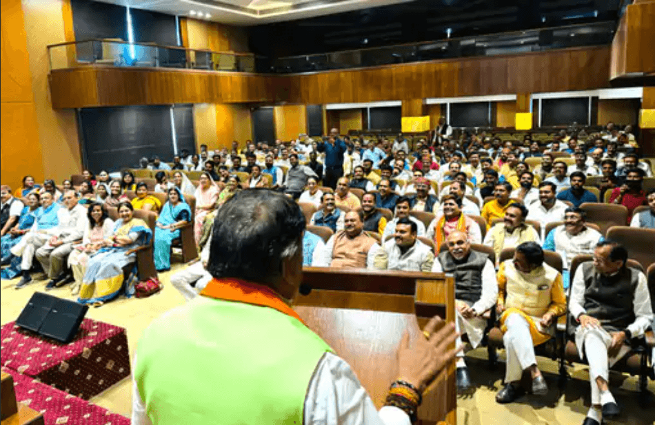 विजयवर्गीय बोले- हमारी पार्टी को कमलनाथ की जरूरत नहीं, जबलपुर में कहा- वे समझदार हैं, कैसे धोखा खा गए 2 Vijayvargiya said - Our party does not need Kamal Nath, said in Jabalpur - He is intelligent, how did he get cheated, Kailash vijayvergiya, Kalluram News, Jabalpur, MP Politics