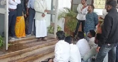 9वीं के स्टूडेंट को क्लासमेट्स ने पीटा, कपड़े उतरवाए, NSUI ने किया प्रदर्शन, तोड़फोड़ 3 9th class student beaten by classmates, made to remove clothes, NSUI demonstrated, vandalized, jabalpur, kalluram news, private school, क्रिश्चियन स्कूल में बच्चों के बीच मारपीट