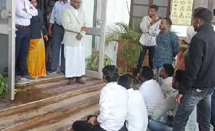 9th class student beaten by classmates, made to remove clothes, NSUI demonstrated, vandalized, jabalpur, kalluram news, private school, क्रिश्चियन स्कूल में बच्चों के बीच मारपीट