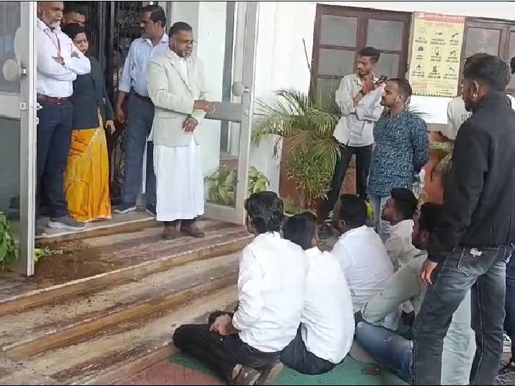 9वीं के स्टूडेंट को क्लासमेट्स ने पीटा, कपड़े उतरवाए, NSUI ने किया प्रदर्शन, तोड़फोड़ 1 9th class student beaten by classmates, made to remove clothes, NSUI demonstrated, vandalized, jabalpur, kalluram news, private school, क्रिश्चियन स्कूल में बच्चों के बीच मारपीट