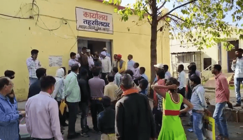 जबलपुर में तहसीलदार ने दंपती को पीटा, मोबाइल भी तोड़ा; आरोप- राशनकार्ड बनवाने की बात पर भड़के 2 In Jabalpur, Tehsildar beat the couple, also broke their mobile; Allegation- Enraged over the issue of getting a ration card made, Kalluram News, Jabalpur, Today Updates, Mp News