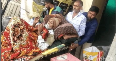 100 year old patient evicted along with his bed, evicted by finance company for not paying installments, Mandsaur If The Installment Was Not Paid, The Family Was Thrown Out Of The House The Finance Company Locked The Priest's 100 year old Father, Leaving Him On The Road Along With His Bed, mandsaur, kalluram news