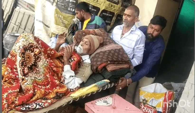 100 साल के बीमार को पलंग समेत निकाला, किस्त नहीं चुकाने पर फाइनेंस कंपनी ने किया बेदखल 1 100 year old patient evicted along with his bed, evicted by finance company for not paying installments, Mandsaur If The Installment Was Not Paid, The Family Was Thrown Out Of The House The Finance Company Locked The Priest's 100 year old Father, Leaving Him On The Road Along With His Bed, mandsaur, kalluram news