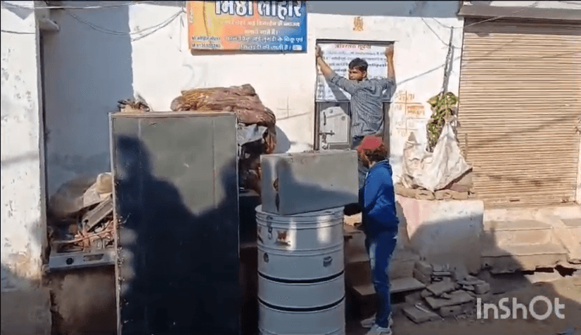 100 साल के बीमार को पलंग समेत निकाला, किस्त नहीं चुकाने पर फाइनेंस कंपनी ने किया बेदखल 2 100 year old patient evicted along with his bed, evicted by finance company for not paying installments, Mandsaur If The Installment Was Not Paid, The Family Was Thrown Out Of The House The Finance Company Locked The Priest's 100 year old Father, Leaving Him On The Road Along With His Bed, mandsaur, kalluram news