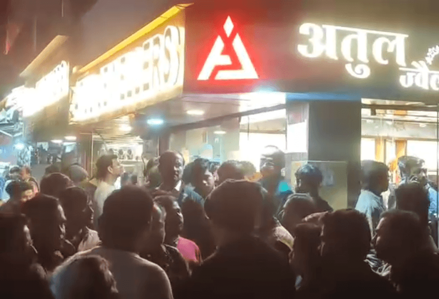मुरैना में दुकान में घुसकर ज्वेलर से 6 लाख लूटे, कट्टा अड़ाकर 20 सेकंड में वारदात 2 Robbed Rs 6 lakh from jeweler after entering shop in Morena, committed the crime in 20 seconds, morena, kalluram news, crime