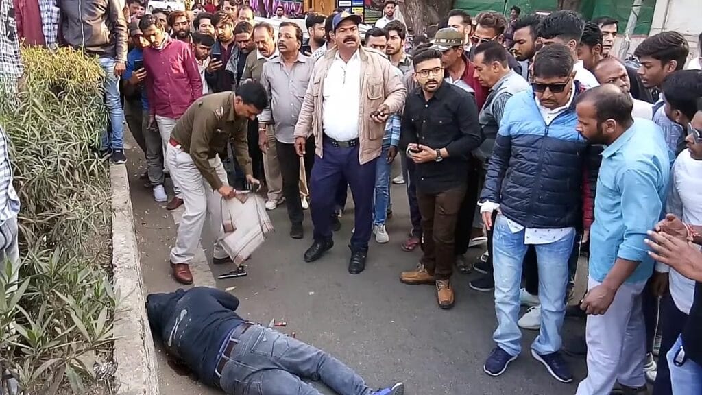 नीमच में शराब कारोबारी पर चलाई गोली, जवाबी फायरिंग में एक हमलावर की मौत 1 Shot fired at liquor businessman in Neemuch, one attacker died in retaliatory firing, neemuch, firing, crime, kalluram news