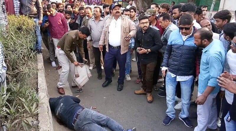 Shot fired at liquor businessman in Neemuch, one attacker died in retaliatory firing, neemuch, firing, crime, kalluram news