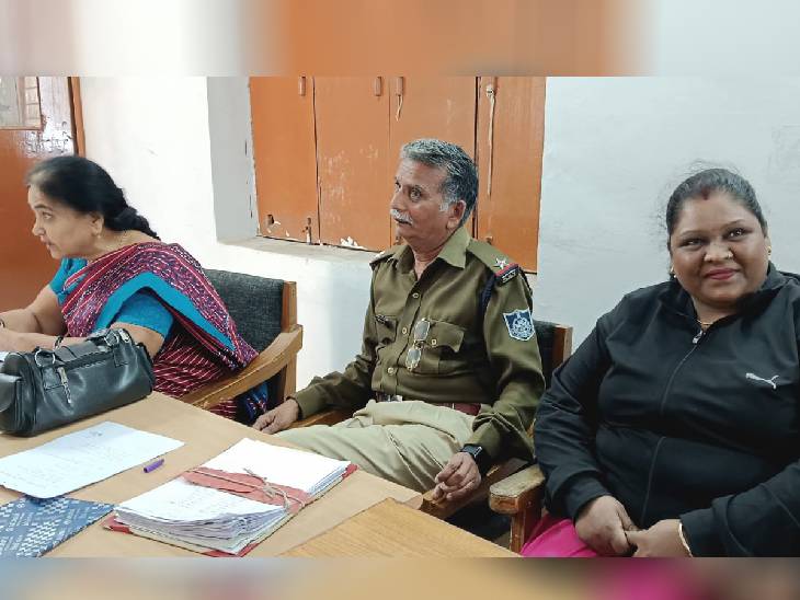 जहां दीपावली पर बहुओं की पूजा होती है, वहां की बहू ने किया विवाद, अब समझाइश के बाद हंसी-खुशी लौटे 1 Where daughters-in-law are worshiped on Diwali, the daughter-in-law created a dispute, now after consultation she returned happily, Chhindwara, Kalluram News, Today Updates