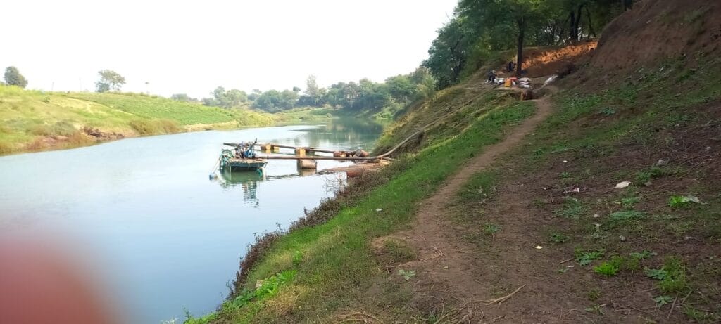 सिहोरा में रेत माफिया कर रहे हिरन का सीना छलनी, घाटों में हाई-फाई डिवाइस लगाकर रेत का अवैध उत्खनन 1 Sand mafia in Sihora is tearing the deer's chest, illegal excavation of sand by installing hi-fi devices in the ghats, Sihora, Kalluram News