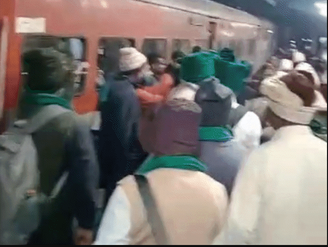 कर्नाटक के 70 किसानों को उज्जैन से अयोध्या की ट्रेन में बैठाया, बोले- हम दिल्ली जाना चाहते थे 1 70 farmers from Karnataka boarded the train from Ujjain to Ayodhya, said - we wanted to go to Delhi, Ujjain, Kalluram News, Delhi Kisan Andolan, Bhopal, MP News