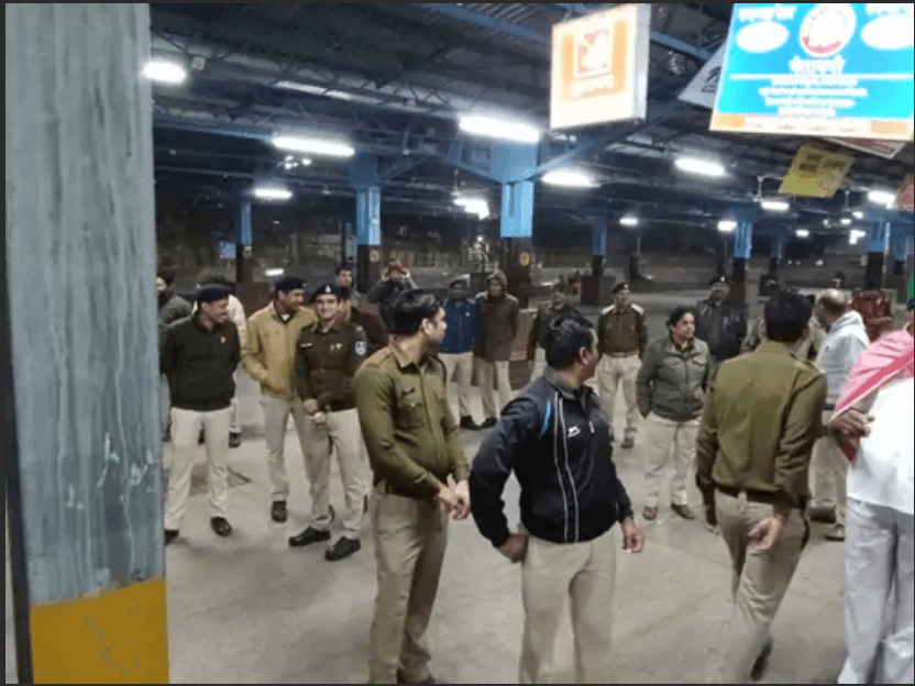 कर्नाटक के 70 किसानों को उज्जैन से अयोध्या की ट्रेन में बैठाया, बोले- हम दिल्ली जाना चाहते थे 2 70 farmers from Karnataka boarded the train from Ujjain to Ayodhya, said - we wanted to go to Delhi, Ujjain, Kalluram News, Delhi Kisan Andolan, Bhopal, MP News