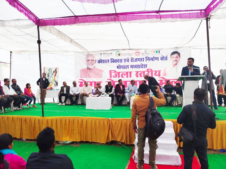 रोजगार मेले में 450 से अधिक युवाओं को मिला रोजगार, विधायक बोले- ऐसे प्रयास जारी रहें 1 More than 450 youth got employment in the employment fair, MLA said - such efforts should continue, Vidisha, Vidisha ITI, Rojgar Mela, Kalluram News, MLA MUkesh Tandan