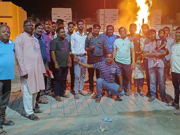 महाकाल मंदिर से लेकर इंदौर, भोपाल, जबलपुर और नर्मदापुरम में जलाई होली, एक-दूसरे को लगाया रंग 3 From Mahakal Temple to Indore, Bhopal, Jabalpur and Narmadapuram, Holi was lit, people applied colors to each other, Holika Dahan, Kalluram News, Ujjain, Bhopal, Holi, Today Updates