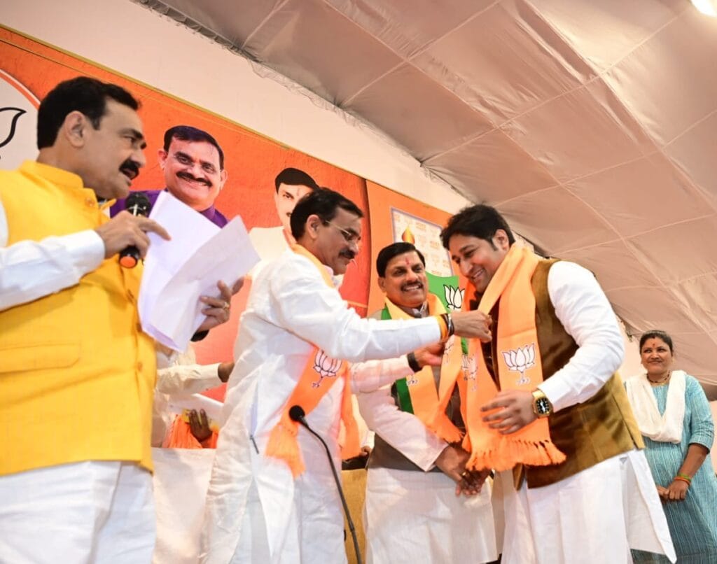 कमलनाथ के करीबी दीपक सक्सेना के बेटे अजय सक्सेना भाजपा में शामिल, पूर्व नेता प्रतिपक्ष अजय सिंह के समर्थकों ने छोड़ी कांग्रेस 1 Ajay Saxena, son of Deepak Saxena, close to Kamal Nath, joins BJP, supporters of former opposition leader Ajay Singh leave Congress, Kalluram News, Politics, MP BJP, Today Updates, Loksabha Election 2024