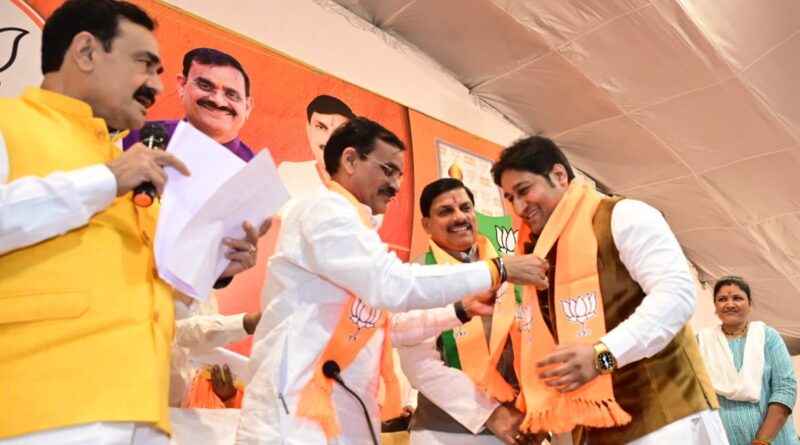 Ajay Saxena, son of Deepak Saxena, close to Kamal Nath, joins BJP, supporters of former opposition leader Ajay Singh leave Congress, Kalluram News, Politics, MP BJP, Today Updates, Loksabha Election 2024