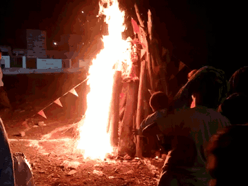 महाकाल मंदिर से लेकर इंदौर, भोपाल, जबलपुर और नर्मदापुरम में जलाई होली, एक-दूसरे को लगाया रंग 2 From Mahakal Temple to Indore, Bhopal, Jabalpur and Narmadapuram, Holi was lit, people applied colors to each other, Holika Dahan, Kalluram News, Ujjain, Bhopal, Holi, Today Updates