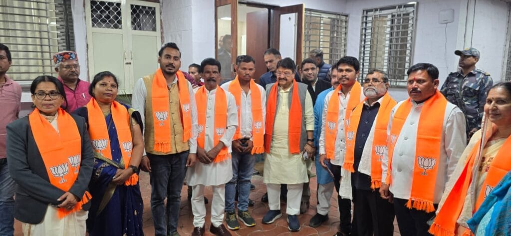 छिंदवाड़ा के 7 पार्षदों ने BJP जॉइन की, भोपाल में कैलाश विजयवर्गीय ने दिलाई सदस्यता; नगर निगम में अल्पमत में आई कांग्रेस 1 7 councilors of Chhindwara joined BJP, Kailash Vijayvargiya got membership in Bhopal; Congress in minority in Municipal Corporation, BJP-congress controversy, Kailash vijayvergiya, Kalluram News, Political News, Chhindwara