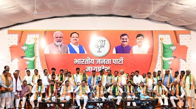 Former MLA close to Kamal Nath joins BJP, Gambhir Singh said - Congress has deviated from the path of Gandhiji; 60 doctors from 12 districts also came, Kalluram News, MP Politics, MP BJP, Today Updates, Congress supporter Join BJP