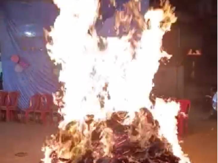 महाकाल मंदिर से लेकर इंदौर, भोपाल, जबलपुर और नर्मदापुरम में जलाई होली, एक-दूसरे को लगाया रंग 7 From Mahakal Temple to Indore, Bhopal, Jabalpur and Narmadapuram, Holi was lit, people applied colors to each other, Holika Dahan, Kalluram News, Ujjain, Bhopal, Holi, Today Updates