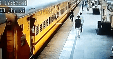 जबलपुर में ट्रेन में चढ़ते समय प्लेटफॉर्म पर गिरी युवती, चेन पुलिंग कर रोकी गाड़ी; अस्पताल में भर्ती 4 While boarding the train in Jabalpur, a girl fell on the platform, the train was stopped by pulling the chain; admitted to hospital, Jabalpur, Accident, Kalluram News, CCTV