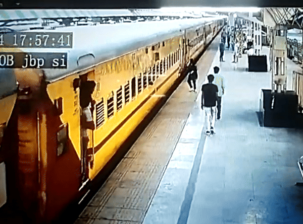 While boarding the train in Jabalpur, a girl fell on the platform, the train was stopped by pulling the chain; admitted to hospital, Jabalpur, Accident, Kalluram News, CCTV