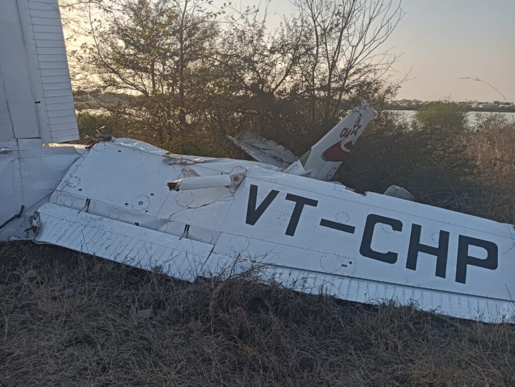 Trainee plane crashes after hitting a tree in Guna, pilot injured, accident due to technical fault, Guna Plane Crash, Kalluram News, Neemuch, Sagar, Today Updates, Mp News, Accident