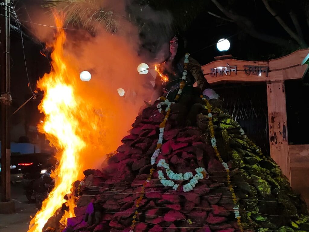 महाकाल मंदिर से लेकर इंदौर, भोपाल, जबलपुर और नर्मदापुरम में जलाई होली, एक-दूसरे को लगाया रंग 5 From Mahakal Temple to Indore, Bhopal, Jabalpur and Narmadapuram, Holi was lit, people applied colors to each other, Holika Dahan, Kalluram News, Ujjain, Bhopal, Holi, Today Updates