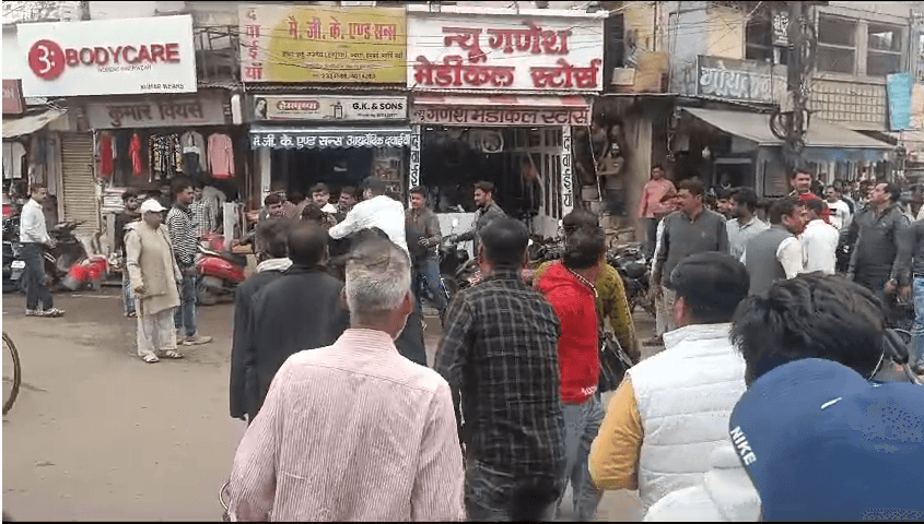 ग्वालियर में भाजपा ऑफिस के सामने चली गोली, भाजपा प्रत्याशी के समर्थकों के बीच चले लात-घूंसे 1 Bullet fired in front of BJP office in Gwalior, kicking and punching among supporters of BJP candidate, Kalluram News, Gwalior, Crime, BJP controversy