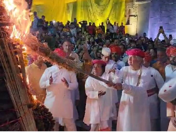 महाकाल मंदिर से लेकर इंदौर, भोपाल, जबलपुर और नर्मदापुरम में जलाई होली, एक-दूसरे को लगाया रंग 4 From Mahakal Temple to Indore, Bhopal, Jabalpur and Narmadapuram, Holi was lit, people applied colors to each other, Holika Dahan, Kalluram News, Ujjain, Bhopal, Holi, Today Updates