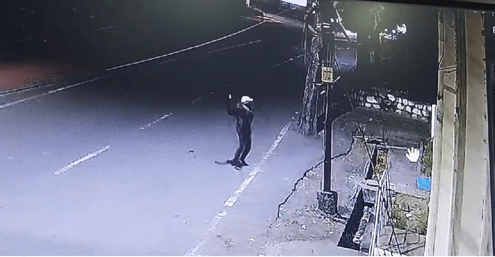 जबलपुर में पूर्व वित्त मंत्री के ऑफिस के कांच फोड़े, सीसीटीवी में रिकॉर्ड हुई घटना 1 Glass of former Finance Minister's office broken in Jabalpur, incident recorded in CCTV, Jabalpur, Kalluram News, Tarun Bhanot, Crime
