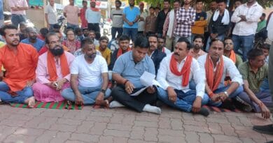 जबलपुर में ASI के खिलाफ विहिप और बजरंग दल कार्यकर्ताओं ने दिया धरना 3 VHP and Bajrang Dal workers staged a protest against ASI in Jabalpur, Jabalpur, Kalluram News